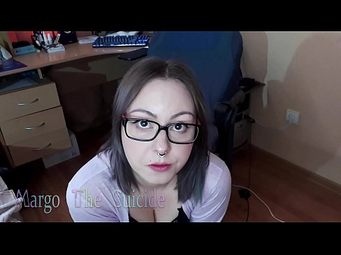❤️ Σέξι κορίτσι με γυαλιά πιπιλίζει Dildo βαθιά στην κάμερα Όμορφο πορνό ❌️❤